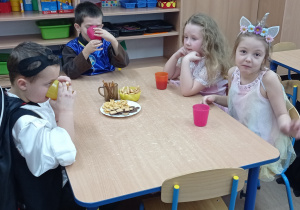 Dzieci jedzą poczęstunek