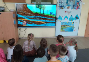 Dzieci oglądają film efukacyjny Obieg wody w przyrodzie