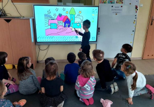 Dzieci malują kolorowankę online