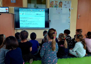 Dzieci oglądają przeglądarkę internetową i słuchają co można w niej wyszukać