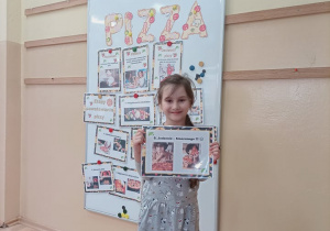 Hania pokazuje kartę z degustacją pizzy.
