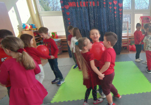 Dzieci tańczą w parach z balonem