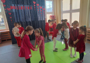 Dzieci tańczą się czułkami