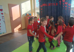 Dzieci tańczą w kółeczku