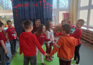 Dzieci tańczą w kółeczku
