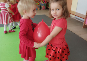 Jagoda i Marysia tańczą z balonem