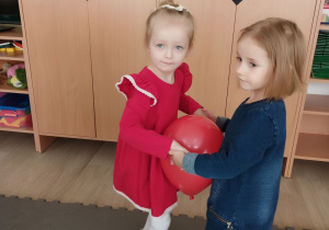 Stella i Pola tańczą z balonem