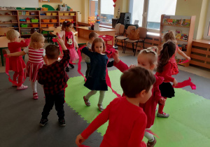 Dzieci tańczą z paskami bibuły