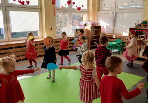 Dzieci tańczą z połówkami serc