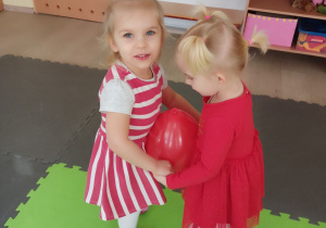 Maja i Antosia tańczą z balonem