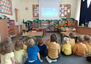Dzieci oglądają bajkę o słoneczku
