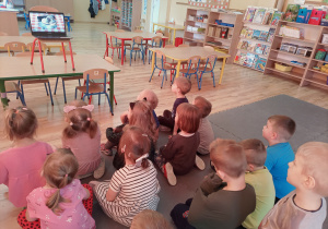 Dzieci oglądają film edukacyjny pt. "Pączki i Tłusty Czwartek".