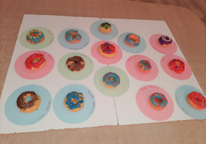 Kolorowe pączki z plasteliny wykonane przez przez przedszkolaki.