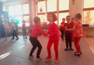 Dzieci w parach tańczą Polkę - kłaniankę.