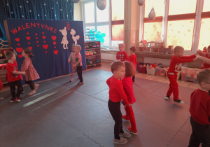Przedszkolaki w parach tańczą poleczkę.