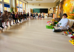Przedszkolaki słuchają opowieści o mrówkach.