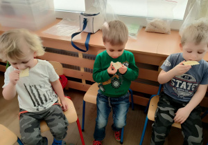 Chłopcy jedzą wafelek z miodem