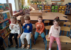 Dziecii jedzą wafelek z miodem