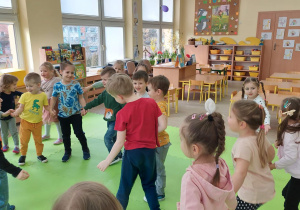 Dzieci tańczą przy piosence
