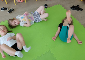 Dzieci wykonują ćwiczenia gimnastyczne
