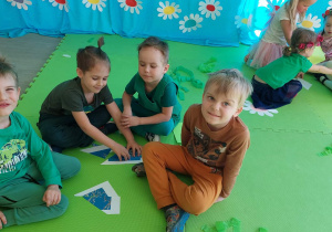 Chłopcy układają puzzle z oznakami wiosny