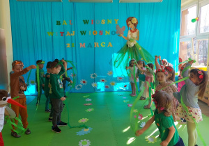 Dzieci wykonują taniec z bibułą