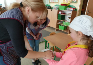 Milenka częstuje deserem P. Magdę.