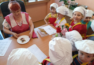 Pani Ula poczęstowana przez dzieci zdaje się nie wierzyć, że zrobiły deser same.