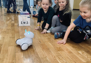 Robot podjeżdza do dzieci.