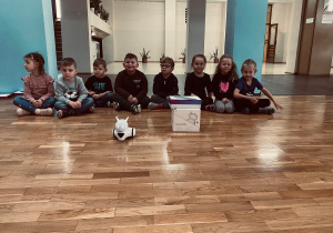 Przedszkolaki pozują do zdjęcia z Robotem PHONTON.