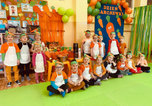 Przedszkolaki w fartuszkach przygotowane do robienia soku marchewkowo-jabłkowego.