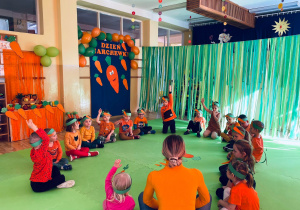 Dzieci wraz z nauczycielką omawiają właściwości marchewki.