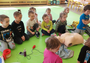 Dzieci uczą się udzielać pierwszej pomocy