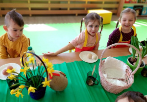 Dzieci cierpliwie czekają na wspólne malowanie jajek