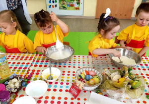 Dzieci dzielą się pracą by przygotować babeczki