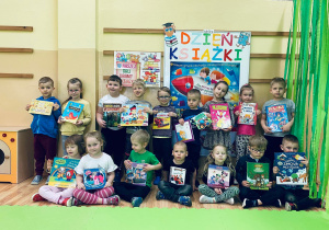 Przedszkolaki pozują do zdjęcia ze swoimi ulubionymi książeczkami.