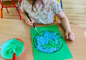 Paula maluje naszą planetę "puchnącą farbą"