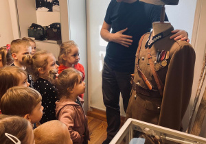 Dzieci oglądają mundur żołnierza.