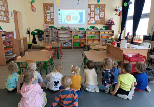 Dzieci oglądaja prezentację