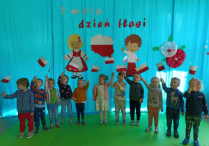 Dzieci stoja z flagami Polski