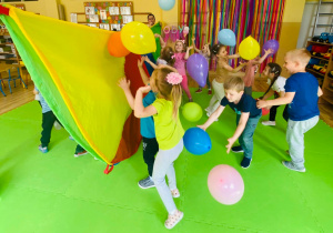 Drużyny rywalizują przebijając balony na stronę przeciwnika.