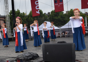 Występ wokalno-taneczny "Prząśniczka"