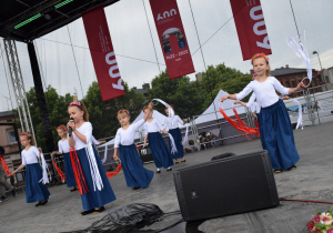 Występ wokalno-taneczny "Prząśniczka"