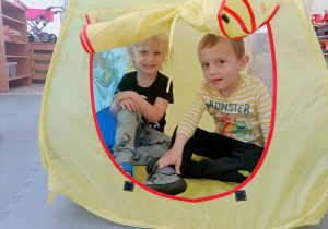 Jaś i Julek w namiocie.