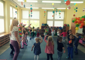 Przedszkolaki tańczą taniec Hula.