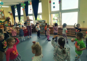 Dzieci tańczą taniec Hula.