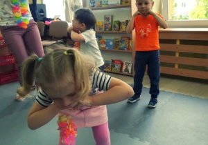 Dzieci powtarzają kolejne elementy tańca Hula
