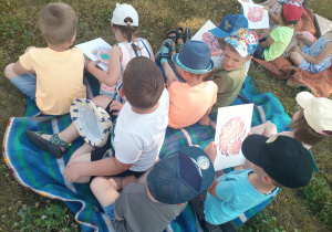 Przedszkolaki oglądają ilustracje i opowiadają co widzą na ilustracjach..