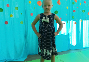 Hania jest bardzo dumna że swojej sukienki w kropki