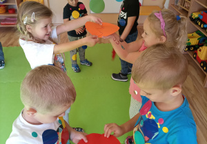 Dzieci układają kropkę z dwóch części.